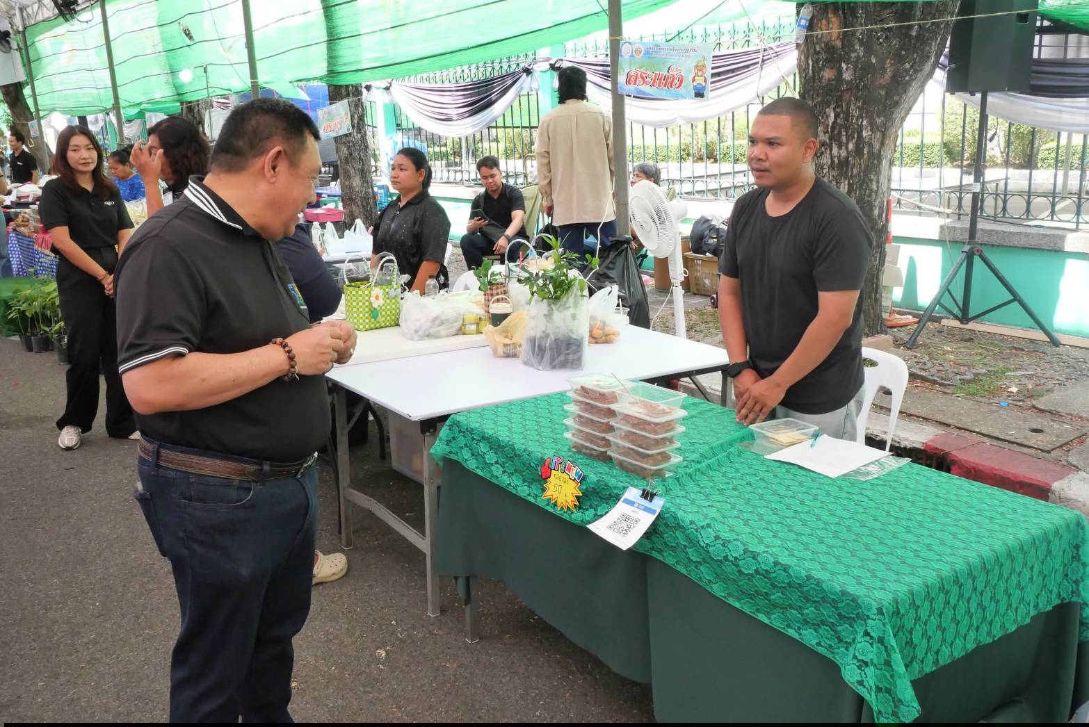 title - เลขาธิการ ส.ป.ก. เยี่ยมทักทายเกษตรกรและซื้อสินค้าในบรรยากาศวันสุดท้ายของการออกร้านขายสินค้า จากเขตปฏิรูปที่ดิน ส่งท้ายงานครบรอบ 51 ปี ส.ป.ก. ณ สำนักงานการปฏิรูปที่ดินเพื่อเกษตรกรรม